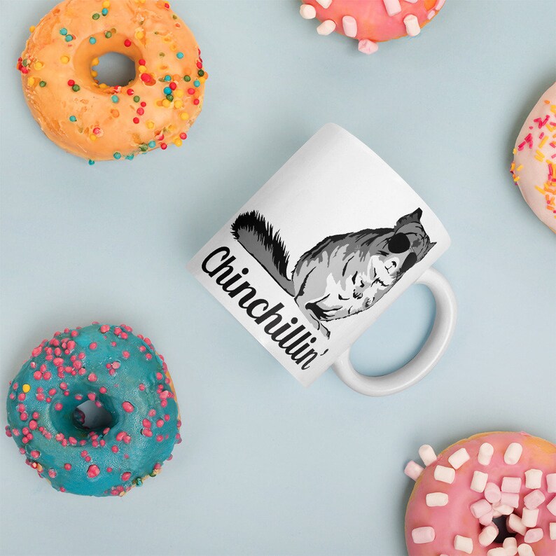 Sportflasche 600 Ml | Design „I’m Just Chinchillin’“ | Weißmetall, 2 Kappen | Von Gift Base