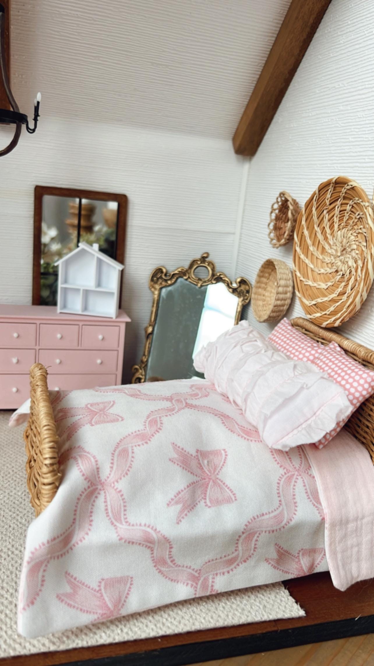 Miniature Bow Bedding Set – 1:12 Scale | LoveShackFancy-Inspired Dollhouse Bedding with Pink Polka Dot Pillows and Ruffle Accent