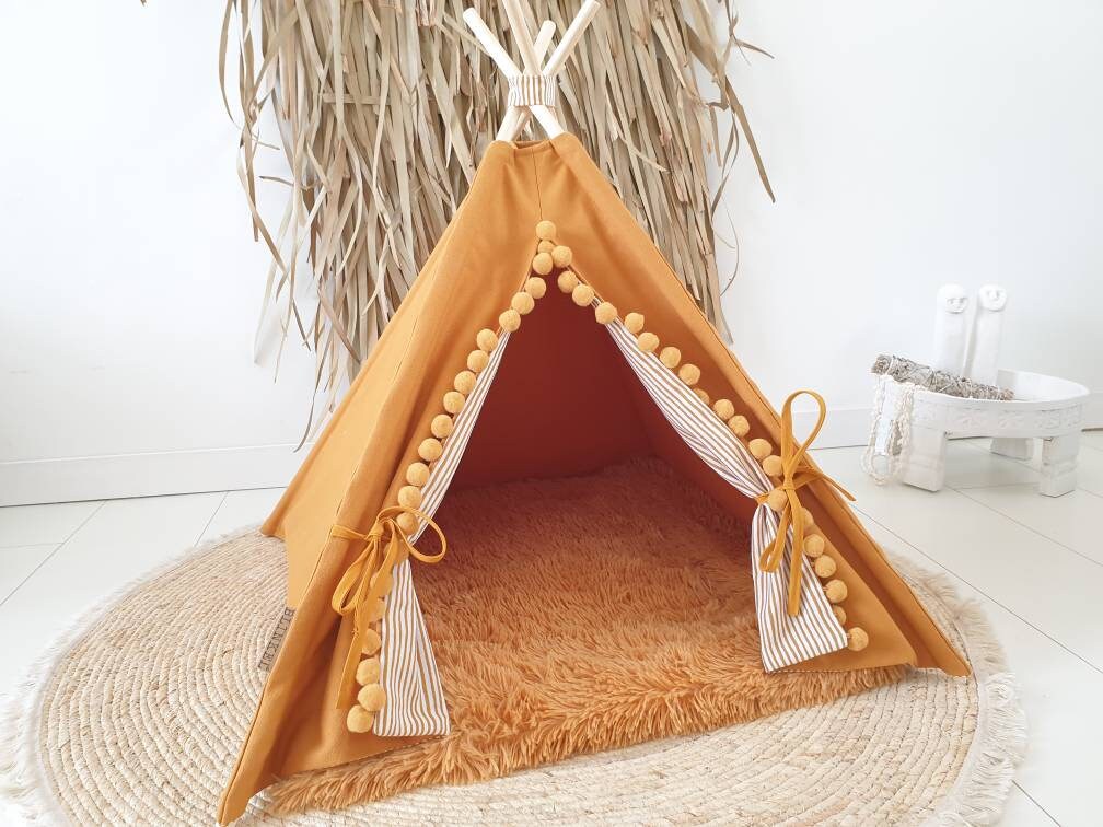 Pet teepee, ocher cotton canvas, pompons trim, including fake fur or …