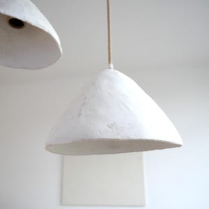 Lampada a sospensione minimalista in cartapesta intonacata, con ferramenta inclusa, rosone in legno, stile wabi sabi, scandinavo, giapponese, boho, mediterraneo