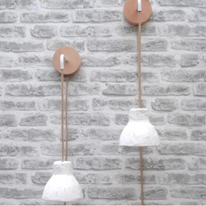 Stile minimalista, forma organica, lampada in cartapesta intonacata fatta a mano con attacco e montaggio a parete, look mediterraneo, boho, stile giapponese