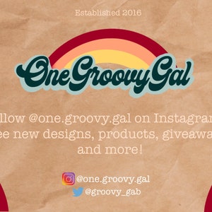 Puede incluir: Un dise&ntilde;o gr&aacute;fico para un negocio llamado "One Groovy Gal" con un arco&iacute;ris y el texto "Establecido en 2016". El texto "Sigue a @one.groovy.gal en Instagram para ver nuevos dise&ntilde;os, productos, regalos y m&aacute;s!" est&aacute; debajo del logotipo. Los identificadores de redes sociales @one.groovy.gal y @groovy_gab est&aacute;n debajo del texto.