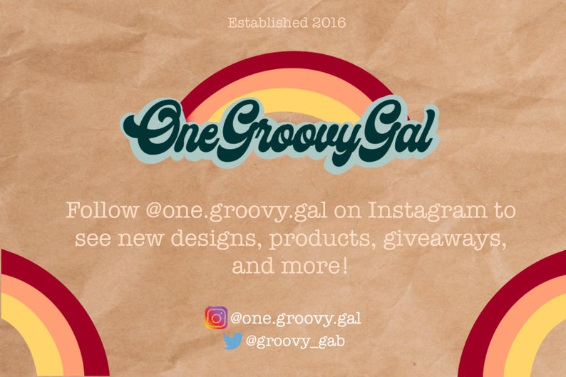 Puede incluir: Un dise&ntilde;o gr&aacute;fico para un negocio llamado "One Groovy Gal" con un arco&iacute;ris y el texto "Establecido en 2016". El texto "Sigue a @one.groovy.gal en Instagram para ver nuevos dise&ntilde;os, productos, regalos y m&aacute;s!" est&aacute; debajo del logotipo. Los identificadores de redes sociales @one.groovy.gal y @groovy_gab est&aacute;n debajo del texto.