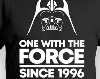 30歳の誕生日プレゼント、彼への誕生日Tシャツ、映画Tシャツ、誕生日プレゼント、男性向けオタクシャツ、1996年以来フォースと共に生きるオタク、誕生日メンズTシャツ