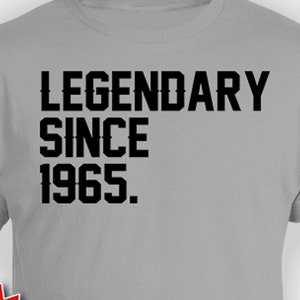 60. Geburtstag Shirt Lustiges Geburtstagsgeschenk für ihn Bday Geschenk für sie benutzerdefinierte Jahr B-Day T-Shirt Legendär seit 1965 Geburtstag Herren Damen T-Shirt