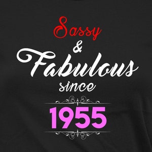 70e verjaardag T-shirt cadeau-ideeën voor vrouwen verjaardagscadeau voor haar Gepersonaliseerde T-shirt Aangepast shirt Sassy And Fabulous 1955 dames-T-shirt