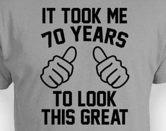 70歳の誕生日プレゼント（男性向け）カスタムTシャツ、彼女への誕生日プレゼント、パーソナライズTシャツ、誕生日プレゼント、70歳になった私、メンズ、レディースTシャツ - BG359