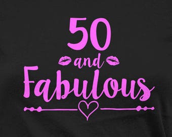 Camiseta de aniversário para a mãe que completa 50 anos, presente personalizado para o aniversário dela, roupa de aniversário com a idade, camiseta de aniversário "50 e Fabulosa" para mulheres - BG534