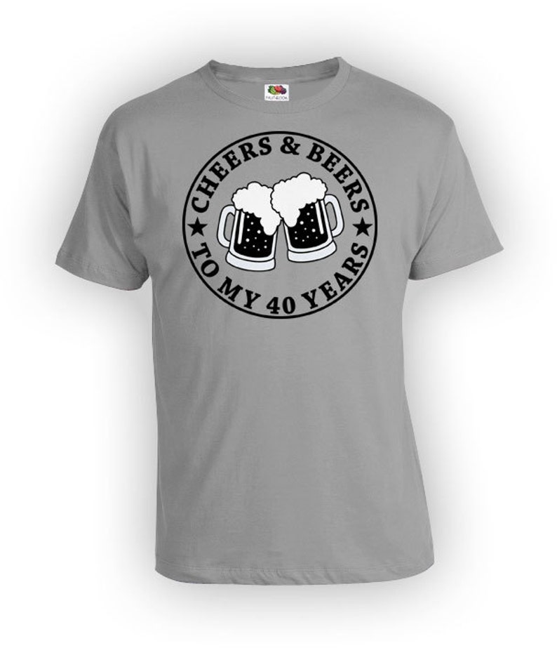Puede incluir: Una camiseta gris con un gr&aacute;fico circular negro que dice "Cheers & Beers to My 40 Years" con dos jarras de cerveza que brindan.