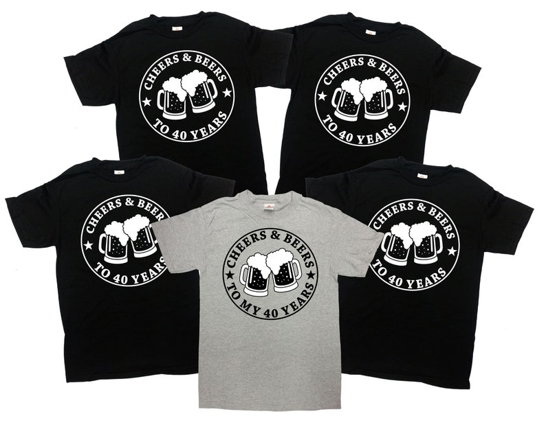 Puede incluir: Cinco camisetas con un gr&aacute;fico blanco de dos jarras de cerveza con el texto "Cheers & Beers to 40 Years" en un c&iacute;rculo. Tres de las camisetas son negras y dos son grises.