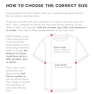Puede incluir: Diagrama que muestra c&oacute;mo medir una camiseta para un ajuste adecuado. El diagrama muestra una camiseta blanca con l&iacute;neas rojas que indican d&oacute;nde medir la longitud del cuerpo desde la parte superior del cuello hasta la parte inferior de la camiseta y el ancho del pecho 1 pulgada debajo de la axila.