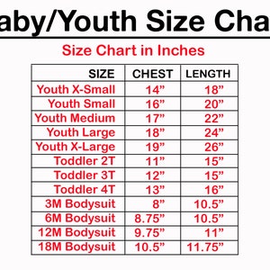 Puede incluir: Una tabla de tallas para ropa de beb&eacute; y ni&ntilde;o, que muestra las medidas de pecho y longitud en pulgadas para diferentes tallas, incluyendo tallas de ni&ntilde;o X-peque&ntilde;a a X-grande, ni&ntilde;o peque&ntilde;o 2T, 3T y 4T, y tallas de body 3M, 6M, 12M y 18M.