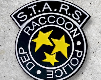 STARS Raccoon City RPD Traje de metal Cosplay Broche de esmalte: Tamanho 45 mm x 35 mm