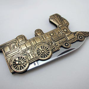 Navaja plegable de bolsillo con forma de locomotora de vapor, estilo vintage de los años 80, mango de latón macizo, hoja de acero inoxidable, Japón, en perfecto estado.