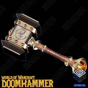 Könnte beinhalten: Ein 3D-gedrucktes Modell des Doomhammers, einer legendären Waffe aus dem Videospiel World of Warcraft. Der Hammer besteht aus Metall und hat einen Holzgriff mit Lederummantelung. Der Hammerkopf ist mit goldenen Akzenten und orangefarbenen Edelsteinen verziert.