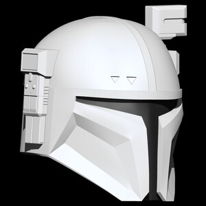 Pu&ograve; includere: Un casco bianco con una visiera nera e vari dettagli, tra cui un pannello rettangolare sul lato e una piccola antenna sulla parte superiore.