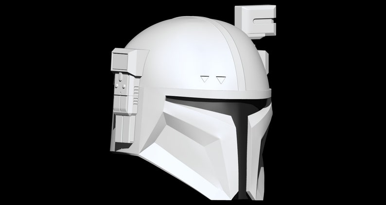 Pu&ograve; includere: Un casco bianco con una visiera nera e vari dettagli, tra cui un pannello rettangolare sul lato e una piccola antenna sulla parte superiore.