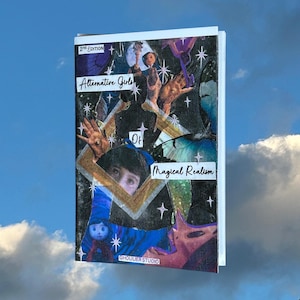 Pu&ograve; includere: Una copertina di libro con il titolo "Alternative Girls of Magical Realism" e il testo "2nd Edition". La copertina presenta un collage di immagini, tra cui una bambola, mani e farfalle, con uno schema di colori blu e viola. Il nome dell'artista, "GHOULIERSTUDIO", &egrave; in basso.