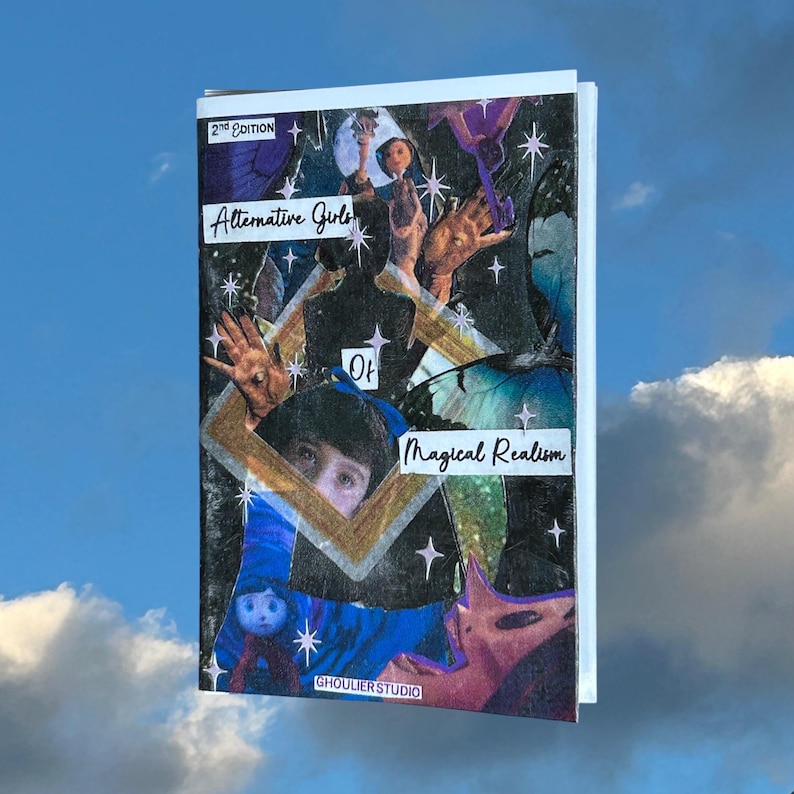 Pu&ograve; includere: Una copertina di libro con il titolo "Alternative Girls of Magical Realism" e il testo "2nd Edition". La copertina presenta un collage di immagini, tra cui una bambola, mani e farfalle, con uno schema di colori blu e viola. Il nome dell'artista, "GHOULIERSTUDIO", &egrave; in basso.
