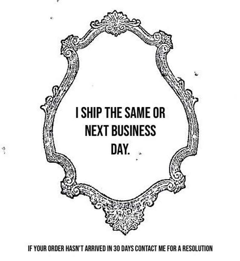 Pu&ograve; includere: Un design ornato in bianco e nero con la scritta "I SHIP THE SAME OR NEXT BUSINESS DAY." Sotto la cornice, il testo recita "IF YOUR ORDER HASN'T ARRIVED IN 30 DAYS CONTACT ME FOR A RESOLUTION."