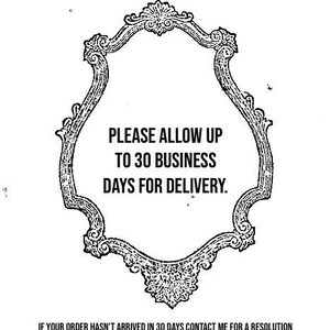 Pu&ograve; includere: Un design ornato, in bianco e nero, con la scritta "PLEASE ALLOW UP TO 30 BUSINESS DAYS FOR DELIVERY." La cornice ha un'estetica vintage dettagliata. Sotto il testo c'&egrave; il messaggio: "IF YOUR ORDER HASN'T ARRIVED IN 30 DAYS CONTACT ME FOR A RESOLUTION."