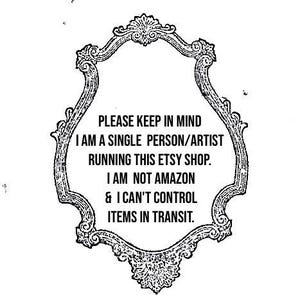 Pu&ograve; includere: Testo in cornice in bianco e nero ornato. Il testo recita: "PER FAVORE, TENERE A MENTE SONO UNA PERSONA/ARTISTA SINGOLA CHE GESTISCE QUESTO NEGOZIO ETSY. NON SONO AMAZON E NON POSSO CONTROLLARE GLI ARTICOLI IN TRANSITO."