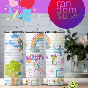 Puede incluir: Tres vasos de acero inoxidable con dibujos coloridos en ellos. Los dibujos son de un arcoíris, un sol, un avión, una cometa, una mariposa, un árbol, un cohete y un niño sosteniendo un globo terráqueo. Los vasos están sobre una superficie de madera. El texto en uno de los vasos dice "Eres la mejor maestra del".