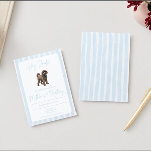 Op de afbeelding: Twee uitnodigingskaarten met een lichtblauwe gestreepte achtergrond en een witte rand. Eén kaart heeft de tekst "Hey Doods!" en "Matthew's 1st Birthday" met een bruine poedel illustratie. Een gouden pen staat rechts.