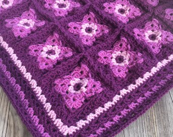 gehäkelte Babydecke Granny Square lila violett 80cmx 63cm