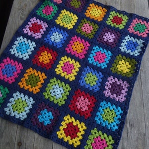 gehäkelte Babydecke Granny Square bunt 66cm x 54cm Bild 2