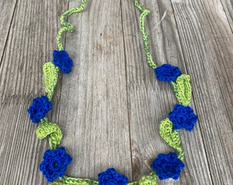 Crocheted flower wreath to tie for flower children, flowers royal blue