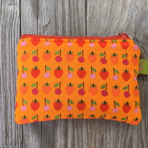 Geldbeutel Kirschen und Erdbeeren auf orange
