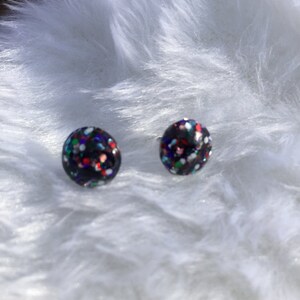 Small stud resin earring