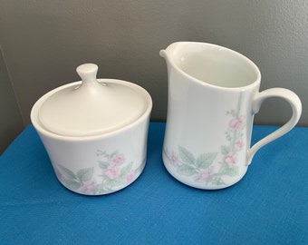 Corelle vintage de Corning, Veranda, roses roses roses vertes, crème et sucre.