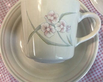 Sechs Corelle von Corning Ware, Spring Pond, Tassen und Untertassen.