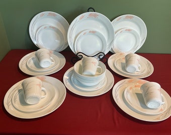 Vintage Set von Corelle von Corning Ware, Service für 8 Geschirr, Blumenzauber, Pfirsich und Grau.