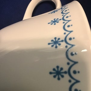 Set of 5, Vintage Corelle Livingware by Corning, snowflake garland coffee, tea cups.