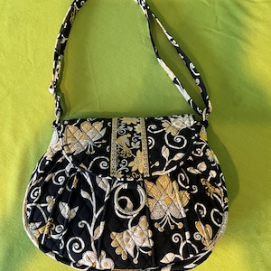 Bolso vintage de diseñador Vera Bradley, de tela acolchada, con correa ajustable.