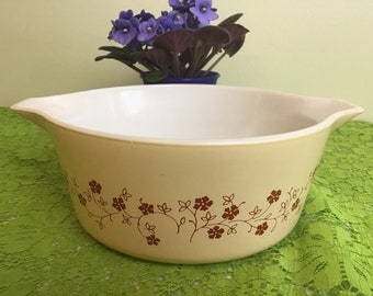 Vintage Pyrex Werbe 2.5 Quart Auflaufform, beige und rost, mit Blumen Schliff.