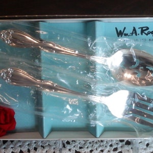 Vintage silver plated serving fork and spoon gift set. Designed for Oneida silversmiths ltd.