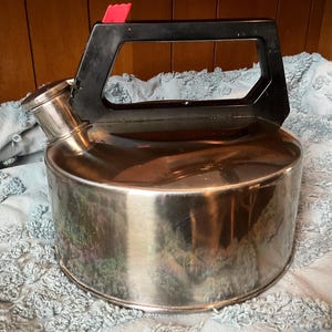 Chaleira vintage Farberware de aço inoxidável com apito.