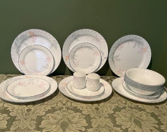 Vintage Corelle von Corning 19 Stück Pink Trio, Pink und Grau Floral.