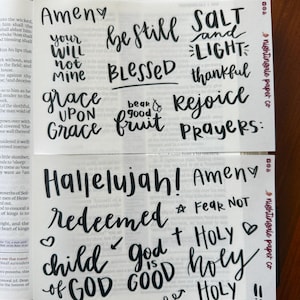 Pu&ograve; includere: Due fogli di adesivi bianchi con testo nero scritto a mano. Il foglio superiore include frasi come "Amen", "Be Still" e "Grace". Il foglio inferiore presenta "Hallelujah", "Redeemed" e "Child of God". Gli adesivi sono di "nightingale paper co."