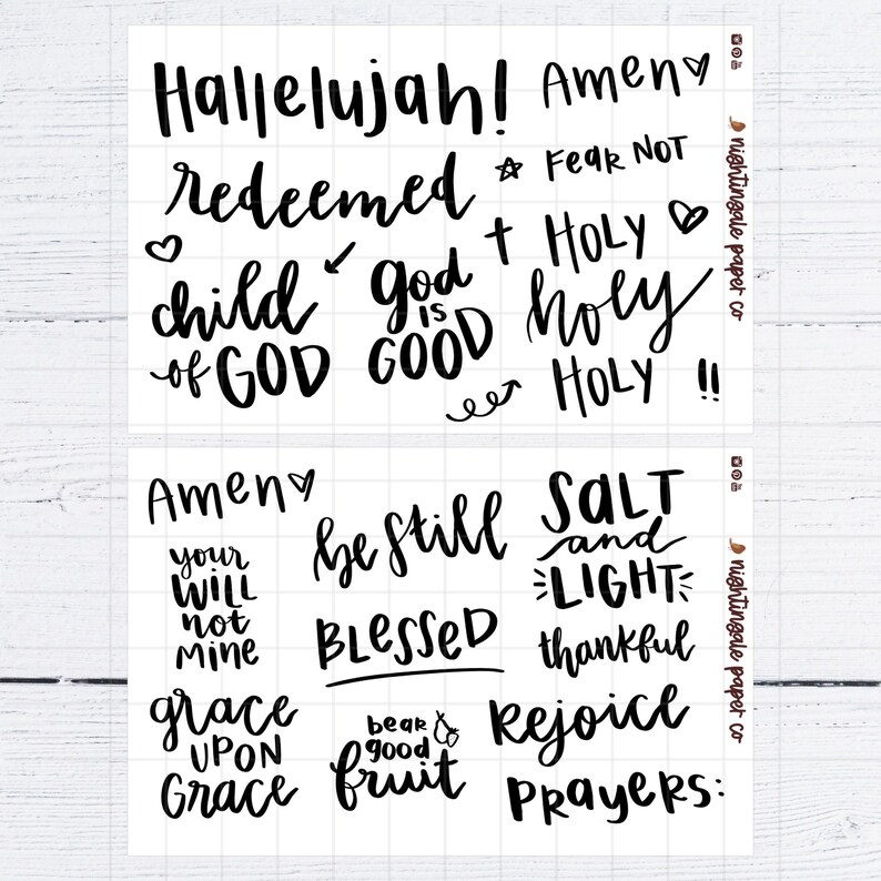 Pu&ograve; includere: Foglio di adesivi bianco con frasi ispiratrici scritte a mano in nero, tra cui "Hallelujah!", "Amen", "Redeemed", "Child of God", "God is Good", "Holy", "Be Still" e "Blessed". Il foglio ha un motivo a griglia.
