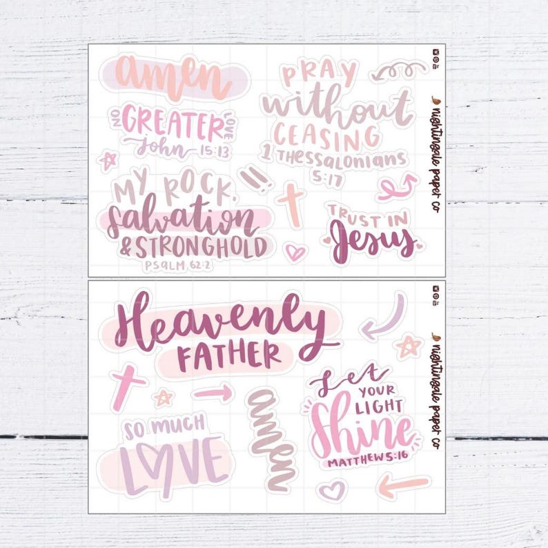 Pu&ograve; includere: Due fogli di adesivi con frasi scritte a mano in rosa e viola. Le frasi includono "Amen", "Pregate incessantemente", "Mia roccia, salvezza e fortezza", "Confida in Ges&ugrave;", "Padre celeste", "Tanto amore" e "Lascia che la tua luce risplenda".