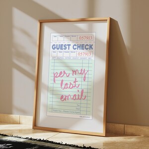Könnte beinhalten: Gerahmter Druck mit einem Design eines Restaurantbelegs. Der Druck enthält die Worte "GUEST CHECK" und "per my last email" in rosa Schrift. Der Rahmen ist aus hellem Holz.