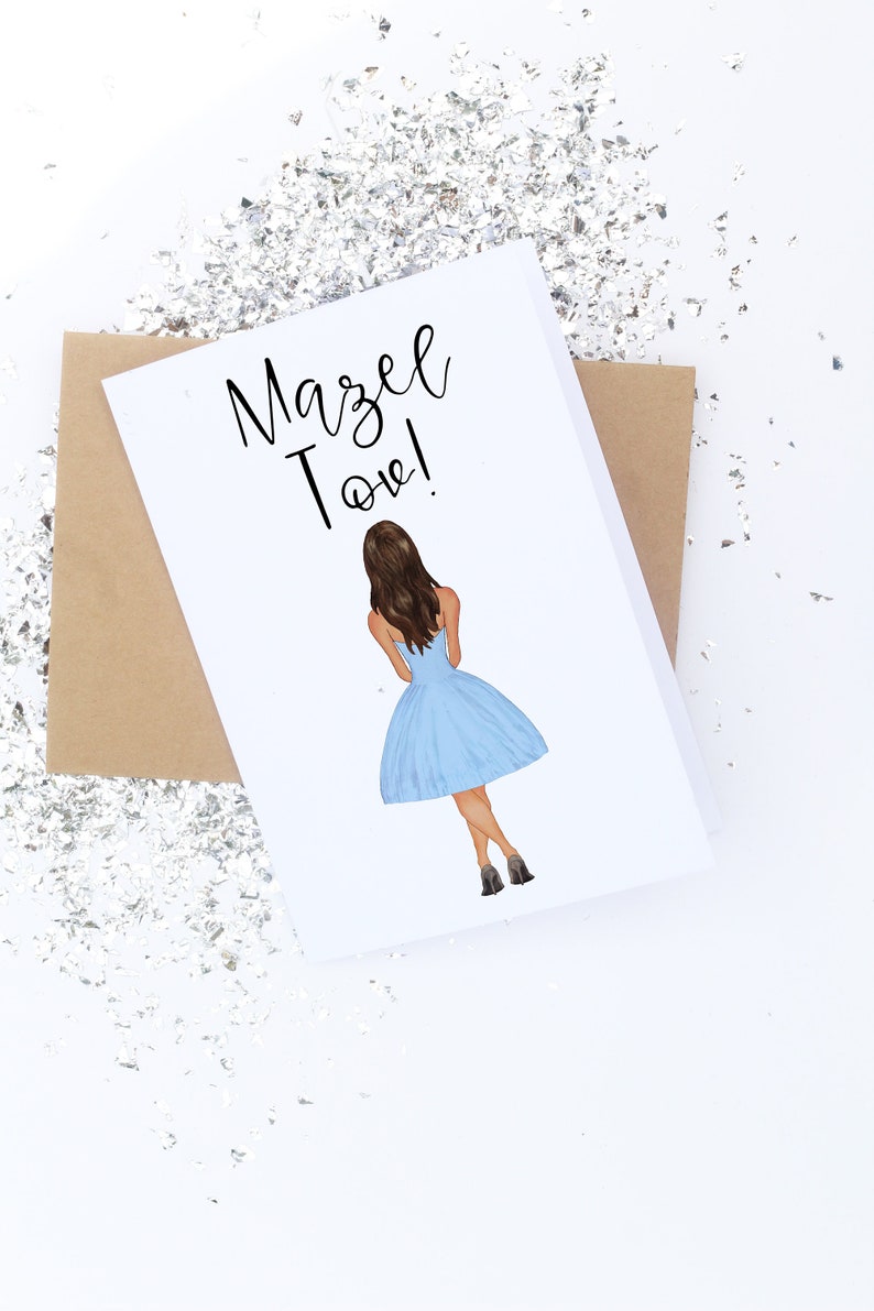 K&ouml;nnte beinhalten: Eine wei&szlig;e Karte mit dem Text "Mazel Tov!" in schwarzer Kursivschrift. Auf der Karte ist eine Comic-Illustration einer Frau in einem hellblauen Kleid und schwarzen Schuhen zu sehen.
