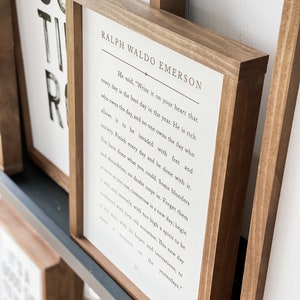 Pode incluir: Uma placa de madeira enquadrada com fundo branco e texto preto. O texto &eacute; uma citaat de Ralph Waldo Emerson que diz: "Ele disse: 'Escreva isso em seu cora&ccedil;&atilde;o que cada dia &eacute; o melhor dia do ano. Ele &eacute; rico quem possui o dia, e ningu&eacute;m possui o dia que permite que seja invadido por preocupa&ccedil;&otilde;es e ansiedade. Termine cada dia e fa&ccedil;a as pazes com ele. Voc&ecirc; fez o que p&ocirc;de. Sem d&uacute;vida, alguns erros e absurdos se infiltraram. Esque&ccedil;a-os o mais r&aacute;pido poss&iacute;vel, amanh&atilde; &eacute; um novo dia; comece-o bem e serenamente, com um esp&iacute;rito muito elevado para ser sobrecarregado por suas velhas bobagens. Este novo dia &eacute; muito precioso, com suas esperan&ccedil;as e convites, para perder um momento nos dias passados.'"