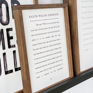 Pode incluir: Um letreiro de madeira enquadrado com fundo branco e texto preto. O texto &eacute; uma citaat de Ralph Waldo Emerson que diz: "Ele disse: 'Escreva isso em seu cora&ccedil;&atilde;o que cada dia &eacute; o melhor dia do ano. &Eacute; rico quem possui o dia, e ningu&eacute;m possui o dia que permite que seja invadido por preocupa&ccedil;&otilde;es e ansiedade. Termine cada dia e fa&ccedil;a-o. Voc&ecirc; fez o que p&ocirc;de. Sem d&uacute;vida, alguns erros e absurdos se infiltraram. Esque&ccedil;a-os o mais r&aacute;pido que puder, amanh&atilde; &eacute; um novo dia; comece bem e serenamente, com um esp&iacute;rito muito elevado para ser sobrecarregado por suas velhas bobagens. Este novo dia &eacute; muito precioso, com suas esperan&ccedil;as e convites, para perder um momento nos dias passados.'"