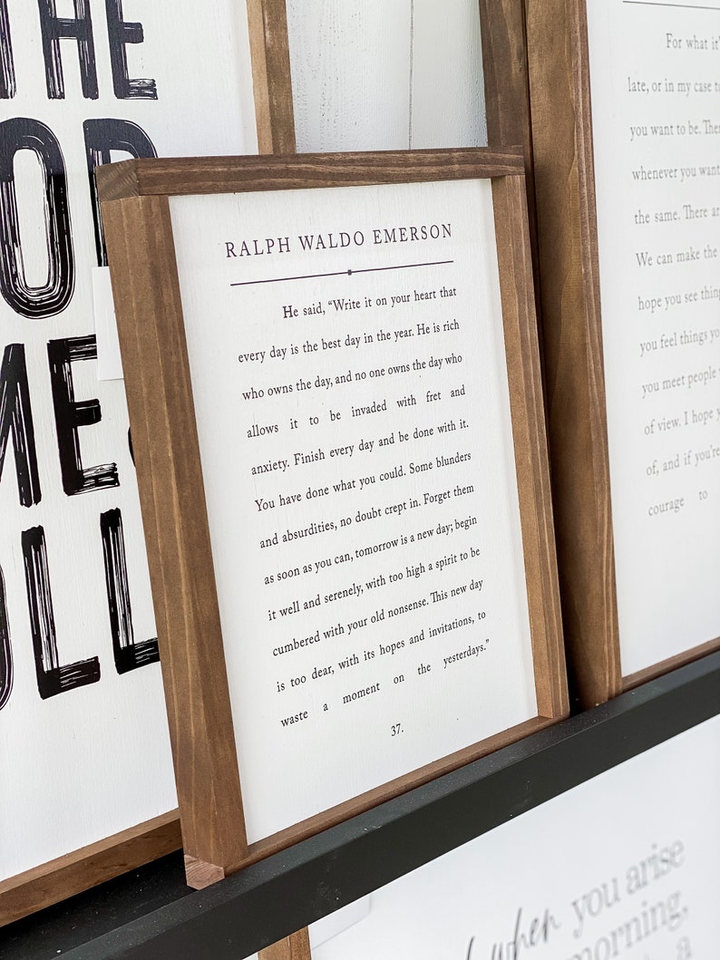 Pode incluir: Um letreiro de madeira enquadrado com fundo branco e texto preto. O texto &eacute; uma citaat de Ralph Waldo Emerson que diz: "Ele disse: 'Escreva isso em seu cora&ccedil;&atilde;o que cada dia &eacute; o melhor dia do ano. &Eacute; rico quem possui o dia, e ningu&eacute;m possui o dia que permite que seja invadido por preocupa&ccedil;&otilde;es e ansiedade. Termine cada dia e fa&ccedil;a-o. Voc&ecirc; fez o que p&ocirc;de. Sem d&uacute;vida, alguns erros e absurdos se infiltraram. Esque&ccedil;a-os o mais r&aacute;pido que puder, amanh&atilde; &eacute; um novo dia; comece bem e serenamente, com um esp&iacute;rito muito elevado para ser sobrecarregado por suas velhas bobagens. Este novo dia &eacute; muito precioso, com suas esperan&ccedil;as e convites, para perder um momento nos dias passados.'"
